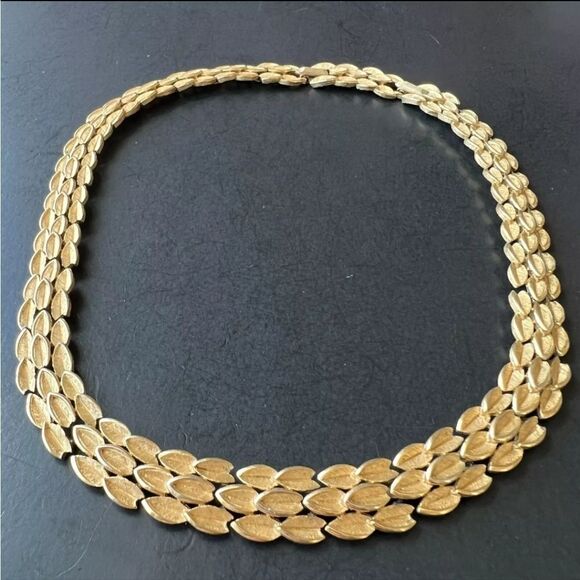 Signed CROWN TRIFARI Vintage Gold Tone Leaf Triple Row Retro Necklace - Picture 6 of 7